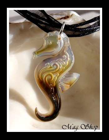 Hippocampe Vagues Collier Miti Nacre de Tahiti H4cm Reflets Clairs-Dorés-Ocres  MAG.SHOP