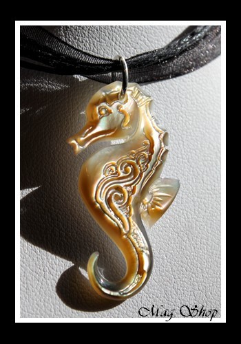 Hippocampe Vagues Collier Miti  Nacre de Tahiti H4cm Reflets Dorés MAG.SHOP