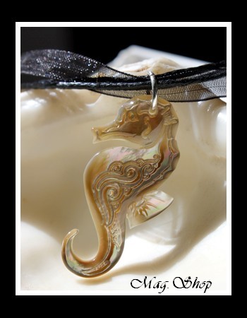 Hippocampe Vagues Collier Miti  Nacre de Tahiti H4cm Reflets Dorés MAG.SHOP