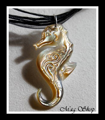 Hippocampe Vagues Collier Miti  Nacre de Tahiti H4cm Reflets Dorés MAG.SHOP