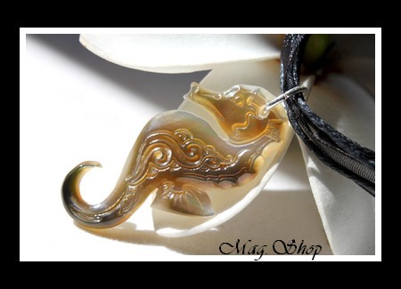 Hippocampe Vagues Collier Miti  Nacre de Tahiti H4cm Reflets Dorés MAG.SHOP