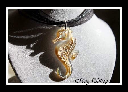 Hippocampe Vagues Collier Miti  Nacre de Tahiti H4cm Reflets Dorés MAG.SHOP