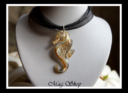 Hippocampe Vagues Collier Miti  Nacre de Tahiti H4cm Reflets Dorés MAG.SHOP