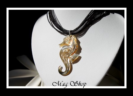 Hippocampe Vagues Collier Miti  Nacre de Tahiti H4cm Reflets Dorés MAG.SHOP