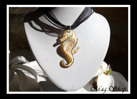 Hippocampe Vagues Collier Miti  Nacre de Tahiti H4cm Reflets Dorés MAG.SHOP