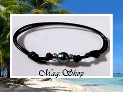 Bora-Bora Collection / Bracelet Surfeur Hitimai / Perle Cerclée de Tahiti 8.50mm/B Reflets Gris/Bleus/Verts / Intercalaires Argent 925 (0.36g) / Liens Coton Noir (photos non contractuelles)