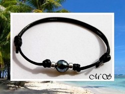 Bora-Bora Collection / Bracelet Surfeur Hitimai / Perle Cerclée de Tahiti 8mm/C+ Reflets Gris/Bleus / Intercalaires Argent 925 (0.36g) / Liens Coton Noir (photos non contractuelles)