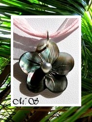 Archipels Collection / Collier Ioana Fleur Hibiscus 2.4cm Nacre de Tahiti Reflets Gris & Perle Keishi de Tahiti 4.50mm/A Reflets Clairs / Cordons Couleur Rose Clair (Photos non Contractuelles)