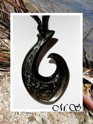 Moana Collection / Collier Hameçon Kiaora Tiki Marquisien H:4cm Nacre de Tahiti Reflets Ocres / Taille Réglable Coton Noir (photos non contractuelles)