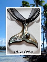 Archipels Collection / Collier Queue de Baleine MaerehiaMarquisienne Nacre de Tahiti 3cm & Keishi Baroque de Tahiti 4.50mm/A Gris / Cordons Couleur Noir (photos non contractuelles)