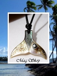 Archipels Collection / Collier Queue de Baleine Maerehia Marquisienne Nacre de Tahiti 3cm & Keishi Baroque de Tahiti 4.70mm/BC Gris/Verts / Coton Noir (photos contractuelles)