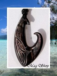 Moana Collection / Collier Hameçon Manui Marquisien H:5cm Nacre de Tahiti Reflets Foncés / Taille Réglable Coton Noir (photos non contractuelles)