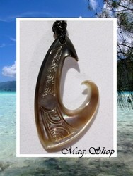 Moana Collection / Collier Hameçon Manui Marquisien Nacre de Tahiti 5cm Reflets Ocres / Taille Réglable Coton Noir (photos non contractuelles)