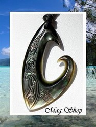 Moana Collection / Collier Hameçon Manui Marquisien Vagues H:4.5cm Nacre de Tahiti Reflets Clairs/Ocres Foncés / Taille Réglable Coton Noir (photos non contractuelles)