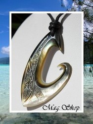 Moana Collection / Collier Hameçon Manui Marquisien H:5cm Nacre de Tahiti Reflets Clairs/Foncés / Taille Réglable Coton Noir (photos non contractuelles)