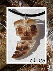 Moana Collection / Collier Tiki Maohi Marquisien Nacre de Tahiti H:3 Reflets Clairs/Marrons / Cuir Noir (photos contractuelles)