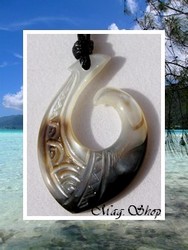 Moana Collection / Collier Hameçon Mataura Marquisien Nacre de Tahiti H:4.5cm Reflets Clairs/Gris/Ocres / Taille Réglable Coton Noir (photos non contractuelles)