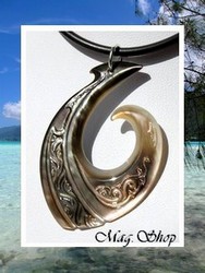 Moana Collection / Collier Hameçon Mataura Marquisien Vagues / Nacre de Tahiti H:5cm Reflets Marrons/Colorés (photos contractuelles)