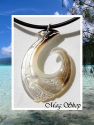 Moana Collection / Collier Hameçon Mataura Marquisien / Nacre de Tahiti H:5cm Reflets Blancs/Ocres (photos contractuelles)