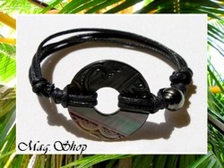 Lagon Collection / Bracelet Matavai Marquisien Ajouré Nacre de Tahiti 3cm & Perle Cerclée de Tahiti 9.75mm/C+ Gris/Foncés / Taille Réglable Coton Noir (photos non contractuelles)