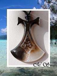 Moana Collection / Collier Pilon Maurua Marquisien Nacre de Tahiti 4.8cm Reflets Clairs/Ocres Foncés / Coton Noir (photos contractuelles)