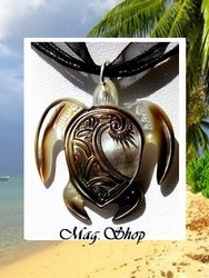 Marquises Collection / Collier Tortue Mehetia Marquisienne Nacre de Tahiti 5cm - Reflets Ocres / Cordons Couleur Noir (photos non contractuelles)