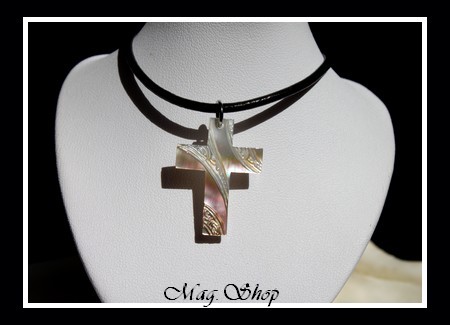 Moana Collection  Collier Croix Marquisienne Nacre de Tahiti Reflets Clairs Marrons MAG.SHOP