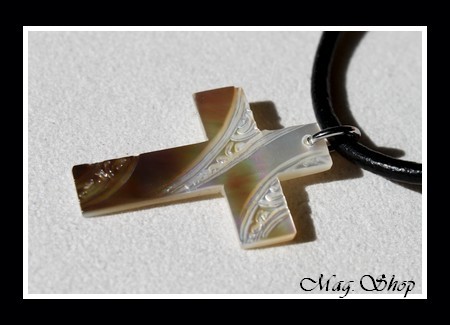 Moana Collection  Collier Croix Marquisienne Nacre de Tahiti Reflets Clairs Marrons MAG.SHOP