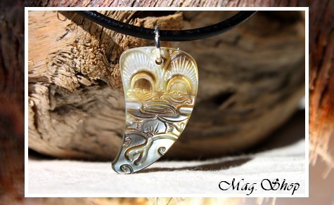 Moana Collection  Collier Tiki Maohi Marquisien Nacre de Tahiti H3cm Reflets Ocres MAG.SHOP