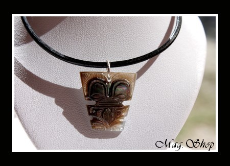 Moana Collection  Collier Tiki Titaua Marquisien Nacre de Tahiti 2.5cm Reflets Marrons MAG.SHOP