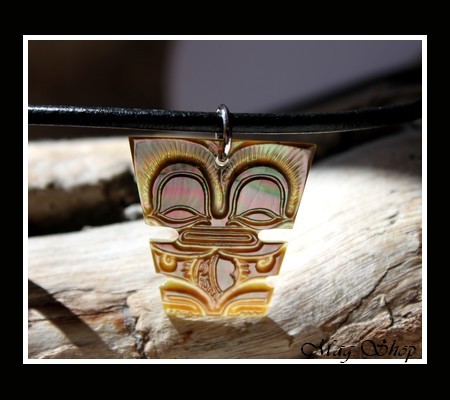 Moana Collection  Collier Tiki Titaua Marquisien Nacre de Tahiti 2.5cm Reflets Ocres MAG.SHOP