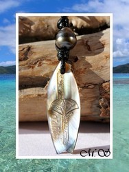 Moana Perles Collection / Collier Planche de Surf Tutea Raie Marquisienne Nacre de Tahiti H:4.3cm Reflets Clairs/Ocres & Perle Cerclée de Tahiti  9.85mm/D Gris / Coton Noir (photos contactuelles)