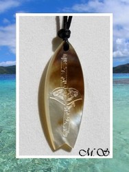 Moana Collection / Collier Planche de Surf Nengo Raie Marquisienne Nacre de Tahiti H: 5cm Reflets Clairs/Marrons / Taille Réglable Coton Noir (photos contactuelles)