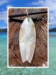 Moana Collection / Collier Planche de Surf Nengo Raie Marquisienne Nacre de Tahiti H: 4.3cm Reflets Blancs / Cuir Noir (photos contactuelles)