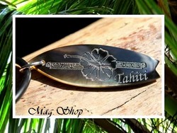 Marquises Collection / Collier Planche de Surf Nukutavake Marquisienne Fleur Hibiscus "TAHITI" Nacre de TAHITI H:4.3cm Reflets Ocres/Foncés / Cuir Noir (photos non contractuelles)