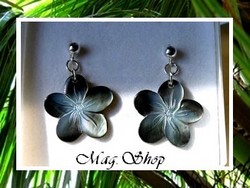 Fleurs Collection / Boucles d'Oreilles Ofai'i Tekava / Fleurs Hibiscus Nacres de Tahiti 2cm Reflets Gris/Bleus Foncés / Argent 925 (0.36g) (photos non contractuelles)