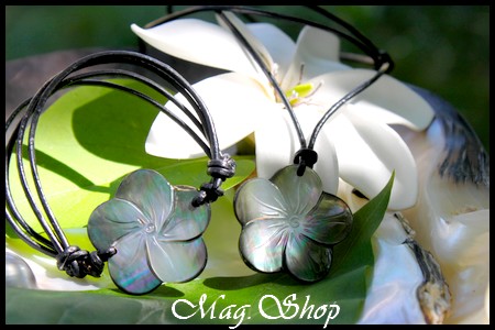 PARURE MARQUISIENNE FLEUR IBISCUS NACRE DE TAHITI REFLETS CLAIRS MAG.SHOP (2)