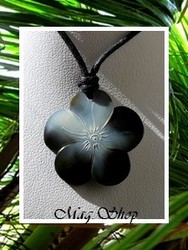 Marquises Collection / Collier Parea Fleur Hibiscus Nacre de Tahiti 3cm /Reflets Foncés/bleus Taille Réglable Coton Noir (Photos non Contractuelles)