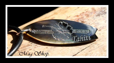 Planche de Surf Marquisienne Fleur Hibiscus TAHITI Collier Nacre de TAHITI Reflets Foncés MAG.SHOP