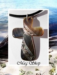 Moana Collection / Collier Croix Puutara Marquisienne Nacre de Tahiti H:3.9cm Reflets Ocres Foncés / Cuir Noir (photos non contractuelles)