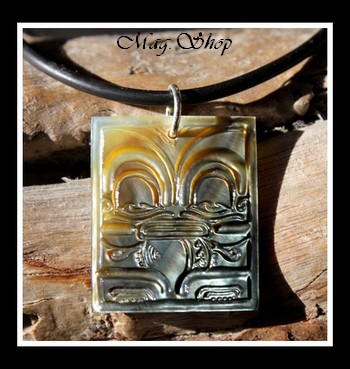 Rangiroa Tiki Marquisien Collier Nacre de Tahiti 3cm Reflets Ocres MAG.SHOP