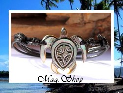 Moana Collection / Bracelet Tortue Vaitea Marquisien Nacre de Tahiti 3.4cm Reflets Foncés Colorés / Coton Couleur Noir (photos non contractuelles)