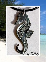 Moana Collection / Collier Hippocampe Teahoroa Marquisien Nacre de Tahiti H:3.9cm Reflets Foncés / Cordon Cuir Noir (photos non contractuelles)