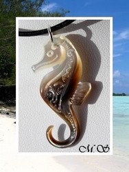 Moana Collection / Collier Hippocampe Teahoroa Marquisien Nacre de Tahiti H:3.8cm Reflets Clairs/Marrons / Cordon Cuir Noir (photos contractuelles)