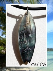 Moana Collection / Collier Planche de Surf Dauphin Teaki Marquisien Gravure "TAHITI" / Nacre de TAHITI H:4.2cm Reflets Foncés/Colorés / Cordon Noir (photos contractuelles)