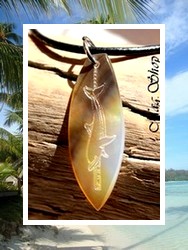 Moana Collection / Collier Planche de Surf Teaki Dauphin Marquisien Nacre de Tahiti 3.5cm Reflets Ocres/Ambrés Colorés / Cuir Noir (photos contractuelles)