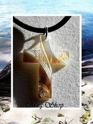 Moana Collection / Collier Croix Tearotea Marquisienne Nacre de Tahiti Reflets Clairs/Marrons Taille H:3cm x L: 2.5cm / Cuir Noir (photos contractuelles)