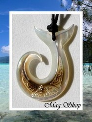 Moana Collection / Collier Hameçon Teeava Queue de Baleine Marquisienne H:4.5cm / Nacre de Tahiti Reflets Blancs/Ocres / Taille Réglable Coton  Noir ( photos contractuelles)