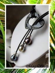 LAGON - Collier Coeur Taimanaia Nacre de Tahiti 2.5cm & 3 Perles Drop/Cerclées de Tahiti / Bleus Foncés 8.45mm/B+ / Champagnes 8.45mm/B+ / Aubergines 8.95mm/A (photos non contractuelles)