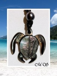 Moana Perles Collection / Collier Tortue Tehiva Marquisienne / Nacre de Tahiti 3.5cm & Perle Semi-Baroque de Tahiti 8.55mm/C Gris Foncés / Taille Réglable Coton Noir (photos contractuelles)